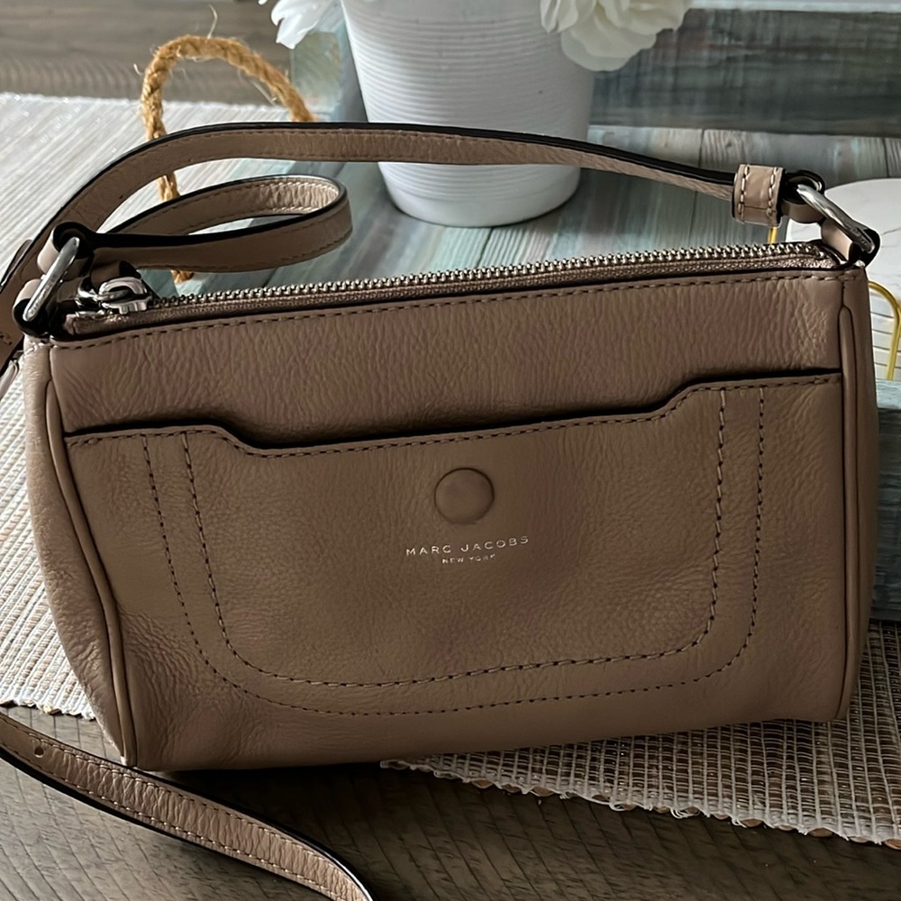 🤎🤍 Marc Jacobs Leather Crossbody Bag 🤍🤎